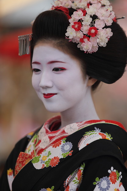 geisha-kai:Sweet maiko Katsuna at the Plum Blossom Festival by Mechimasu on Photozou