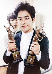 leehoowon:  150122 Seoul Music Award.  Hallyu Special Award and Bonsang Award.  