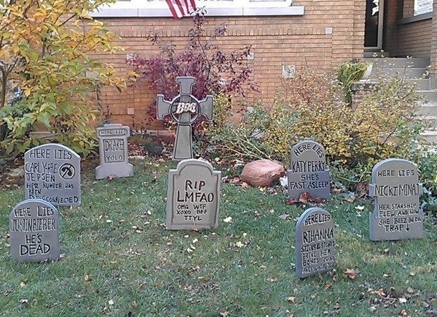 buzzfeed:  Just some casual halloween decorations.  