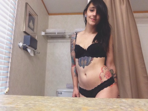 petitewolfprincess:Bathroom selfies