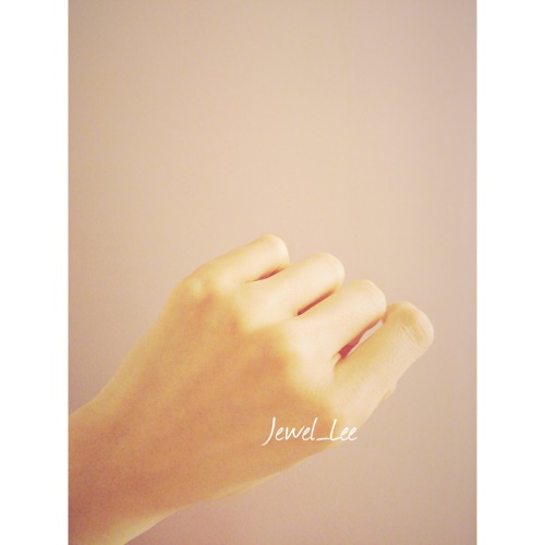 jewellee-official: 손가락이 더 두꺼웠음 좋겟다. 더 느끼고 싶어. Wish my fingers were thicker. I want to feel more.