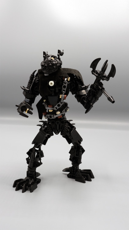 Peduik is a member of the Order of Mata Nui mutated by Hordika Venom, formerly spying on the Brother