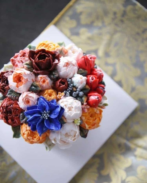 mymodernmet:Lifelike Buttercream Flowers Transform Ordinary Cakes into Bountiful Bouquets