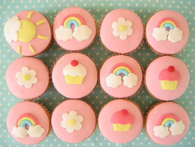 umla:  rainbow and cupcake cupcakes by hello naomi on Flickr. 