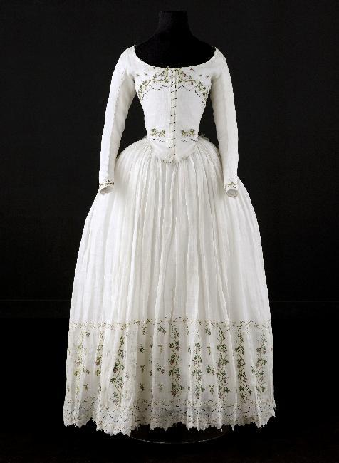 illirya-ooc:  ephemeral-elegance:  Embroidered Muslin Caraco and Petticoat, ca. 1790-1800 via Palais Galliera  @confessions-of-light 