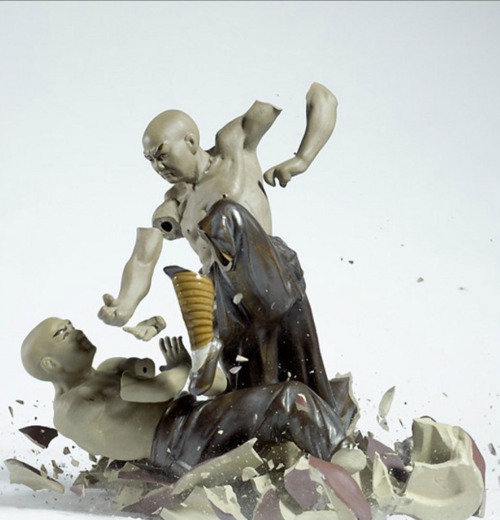 sifu-kisu:Porcelain fighting figures dropped and photographed the moment of shattering.