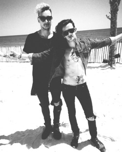 mattys-thigh-gap:   fallingforthematty:  Still one of my favorite pictures of them..   They’re like an angel in unison