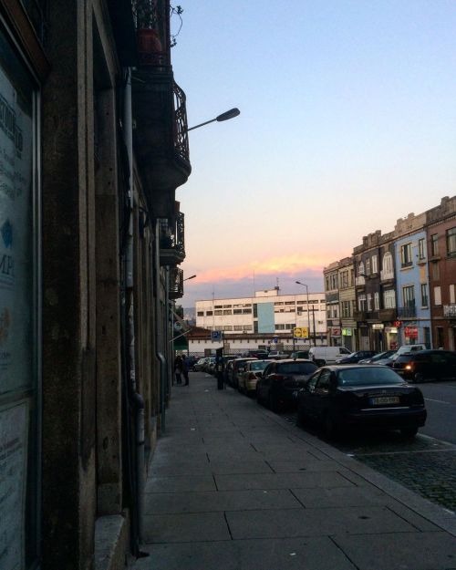 Streets of Campanhã . . . . . . . #photography #streetphotography #porto #campanha #sky #sunset #mo