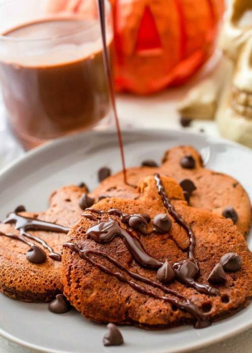 foodffs:  Chocolate Pumpkin Pancakes Follow for recipes Is this how you roll?