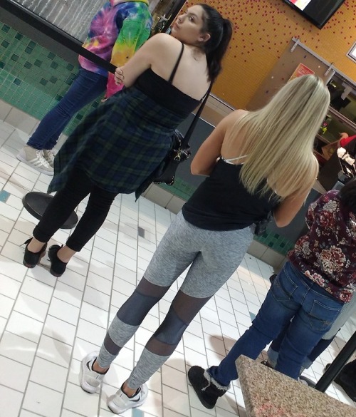 candid mall booty