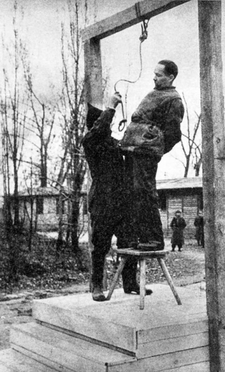 impiccatohanged: hanging execution