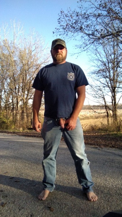 raunchysweatyking: cub075:  unclenifty: barefoot country guys always get my dick hard Smokin’ 