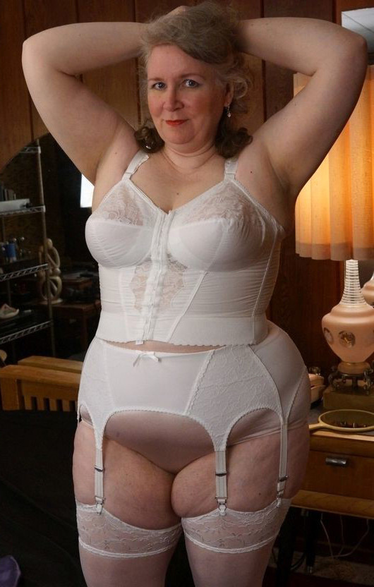 grzyby:  tatypanty: Corselette et porte-jarretelles rendent cette femme mure très