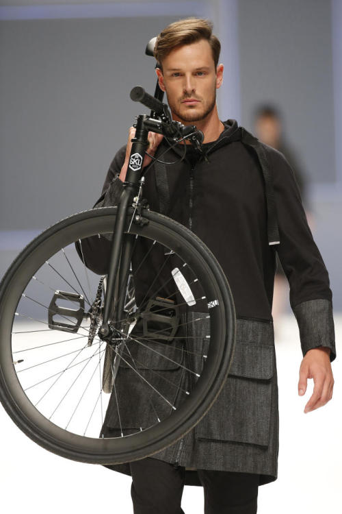 Listo para andas en bicicleta.Carlotaoms, Primavera 2016, Barcelona Fashion Week