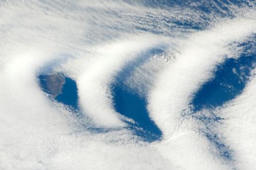 Wave clouds in the southern Indian OceanThe wake created in the winds by l'Ile aux Cochons (pig isla