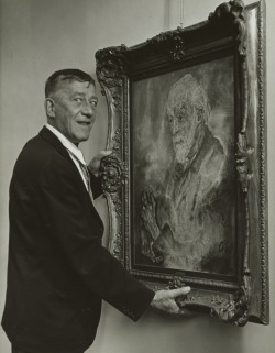 tierradentro:  Oskar Kokoschka holding his