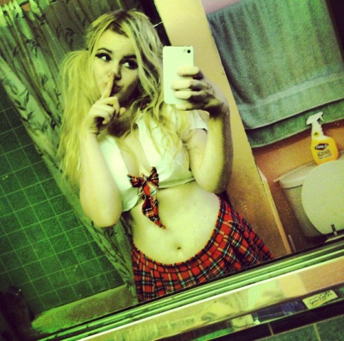 littleloonthego:  daddy’s little girl. ^_^ he loves this outfit, too bad i lost it. ):