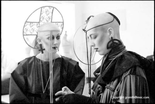 scodellinanewromantic:  Myra and Michele Clapton © Graham Smith 