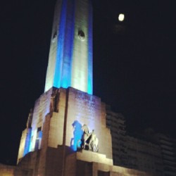 wholovesulikeme:  #monumento #bandera #rosario