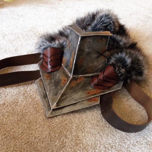 arkadycosplay:Added some depth and shadow to the detailing on the leather and ok yeah, now I love it