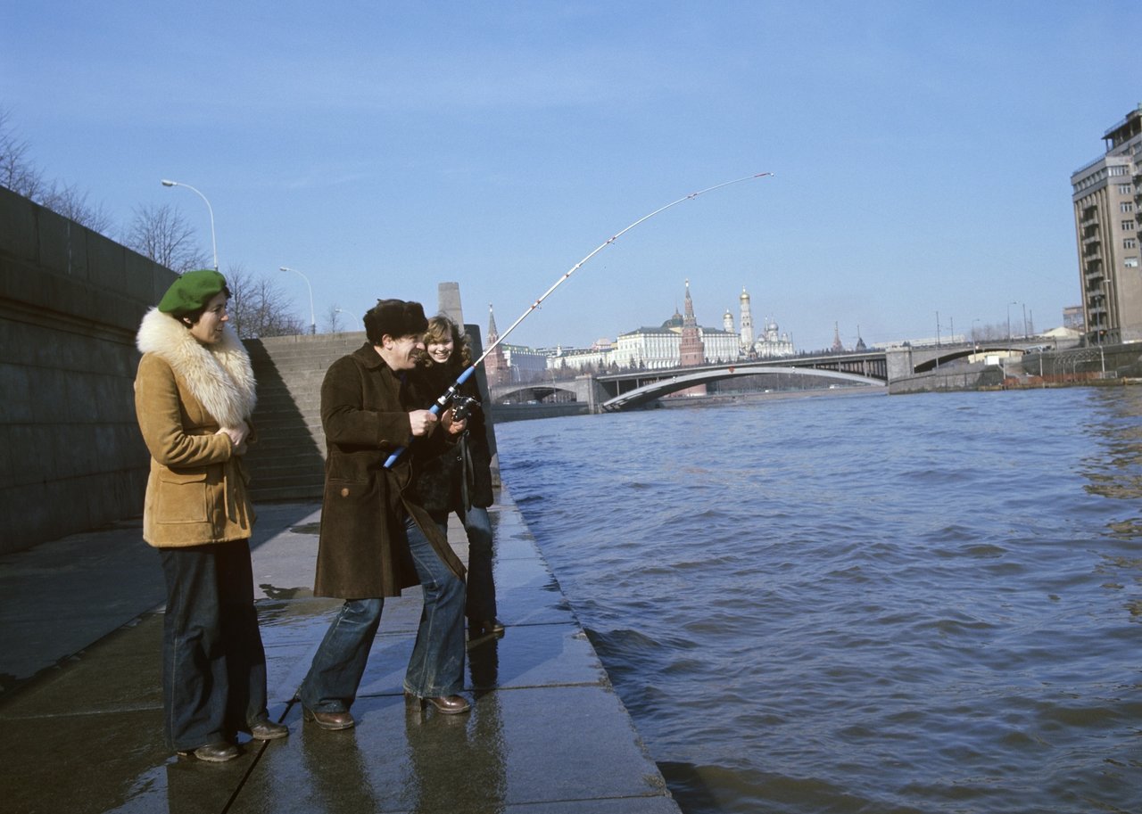 The Lebedevs, hairdressers, spending a weekend on the banks of the Moskva, 1977Ph.