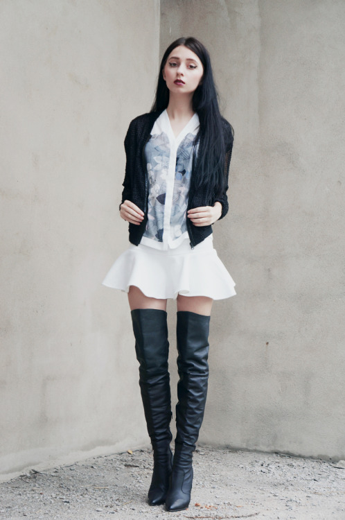 Fashion blogger Magdalena Majewska from ams-la-la-land in vintage over-the-knee boots. Top - GU