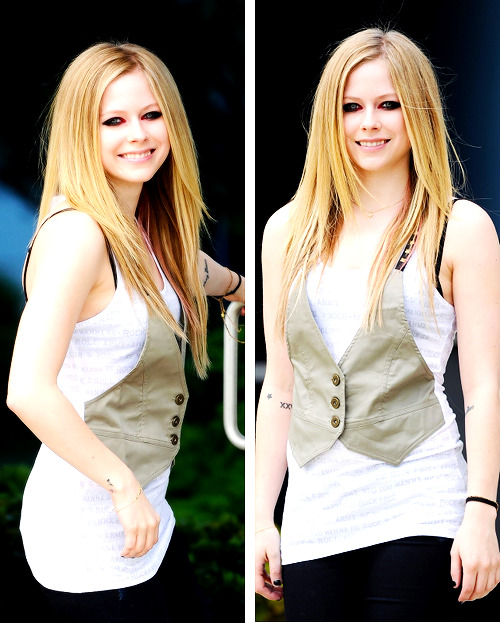 lavigneh:  Avril Lavigne - Paparazzi 2010. 