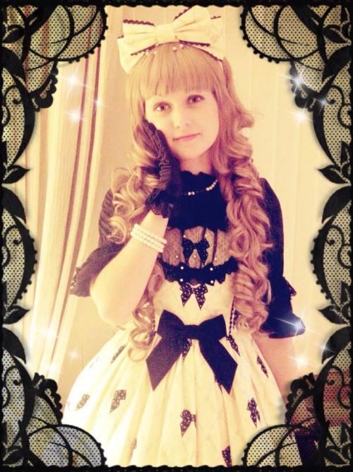 princess-peachie:kawaii-keke-chan:My coord for today’s Halloween Lolita meet! &lt;3Hair bow and JSK: