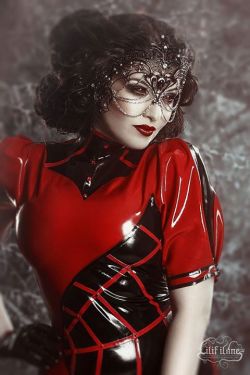 colorfulkink:  Model: La Esmeralda Latex:  Isabeau Ouvert   Photo:  Lilif Ilane   