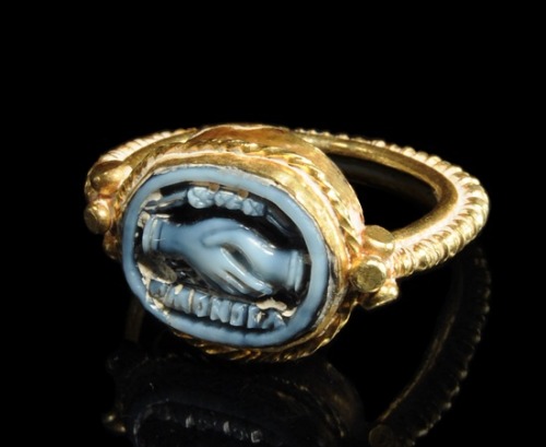 ROMAN GOLD WEDDING RING WITH A BLUE AGATE CAMEO OF TWO CLASPED HANDS, 1st century A.D.
