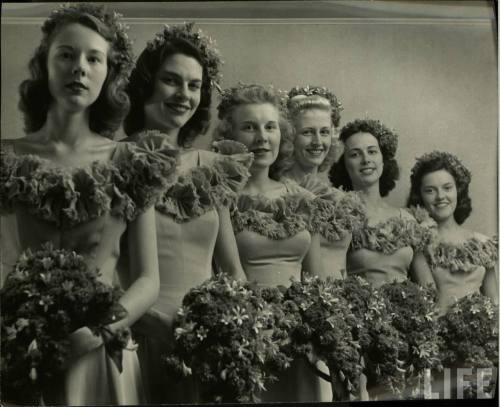 Bridesmaids at a June wedding(Nina Leen. 1947)