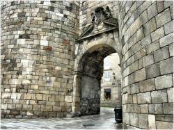 museum-of-artifacts:    Perfectly preserved ancient roman gate in Lugo, Spain. Lugo is the only city in the world to be surrounded by completely intact Roman walls from 3rd century AD   