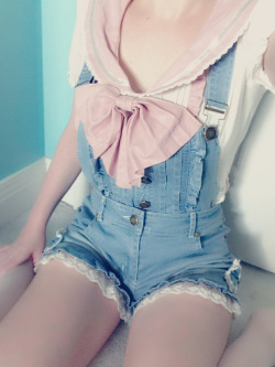 littlestloucub:  gamer-gyaru:  My outfit today! My favorite Liz Lisa shirt and new overall shorts (is that the proper name?) from dream v rakuten! I feel supa kawaii!   How can someone look so cute?!