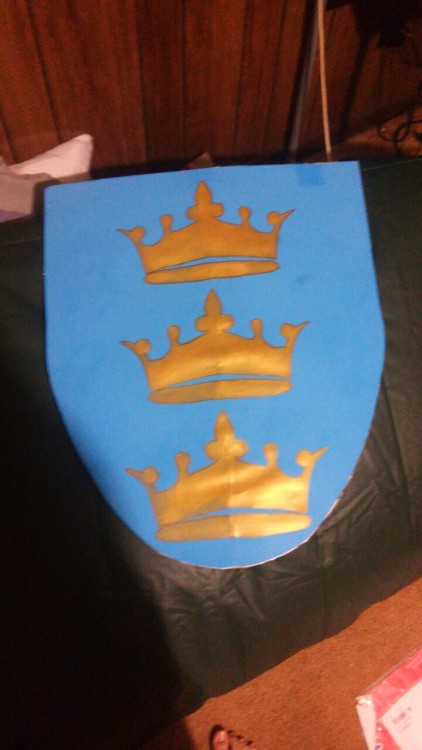 kingdickmeme:Finished my King Arthur shield. Working on my Arthurian Legends cosplay is kinda fun. N