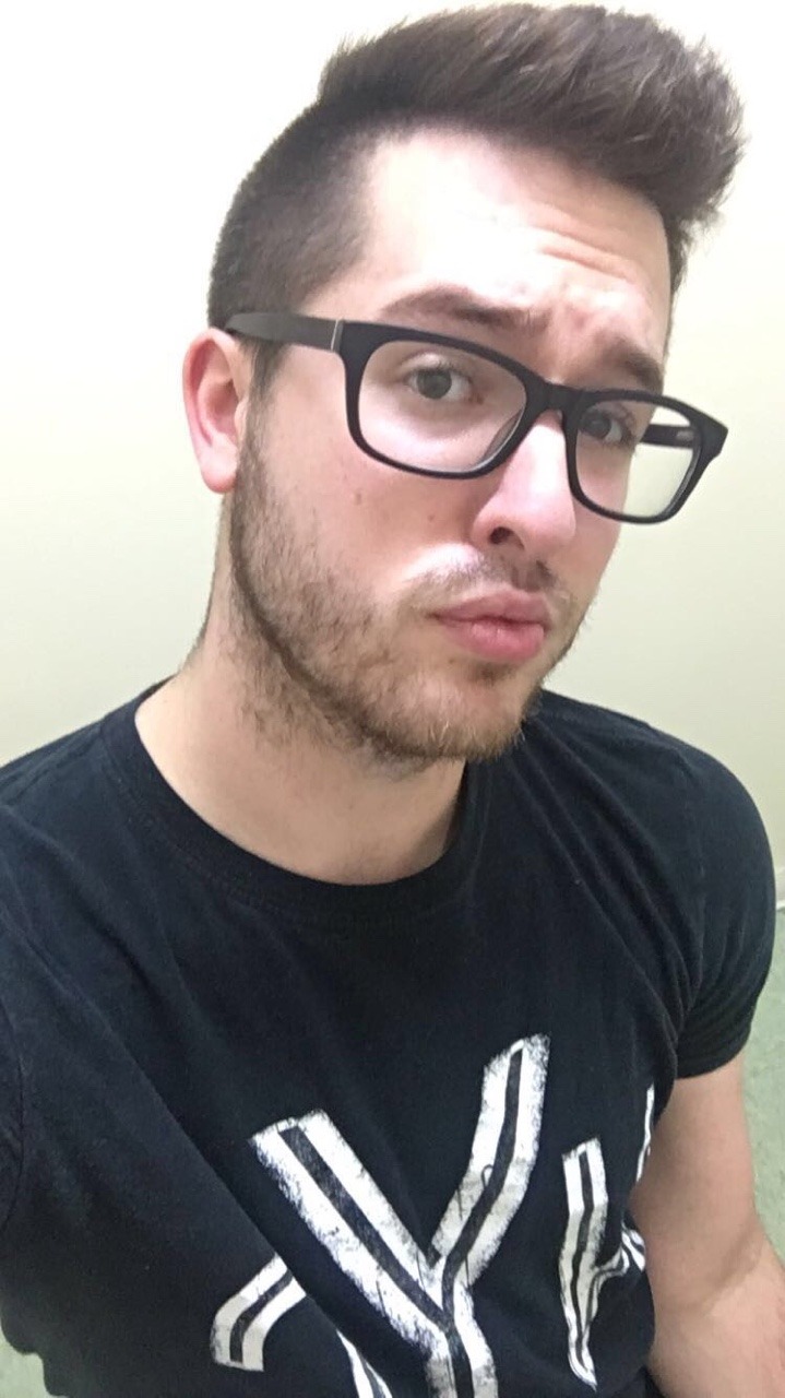 genericwhitehomosexual:  Hi, I’m a bitch.  