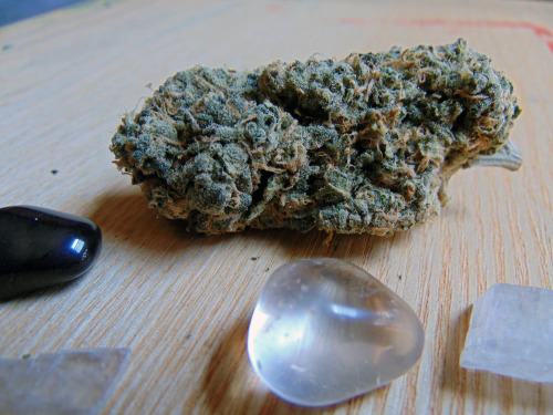 smoketogethighcustheworldissolow:  crystals and weed 💚💜 