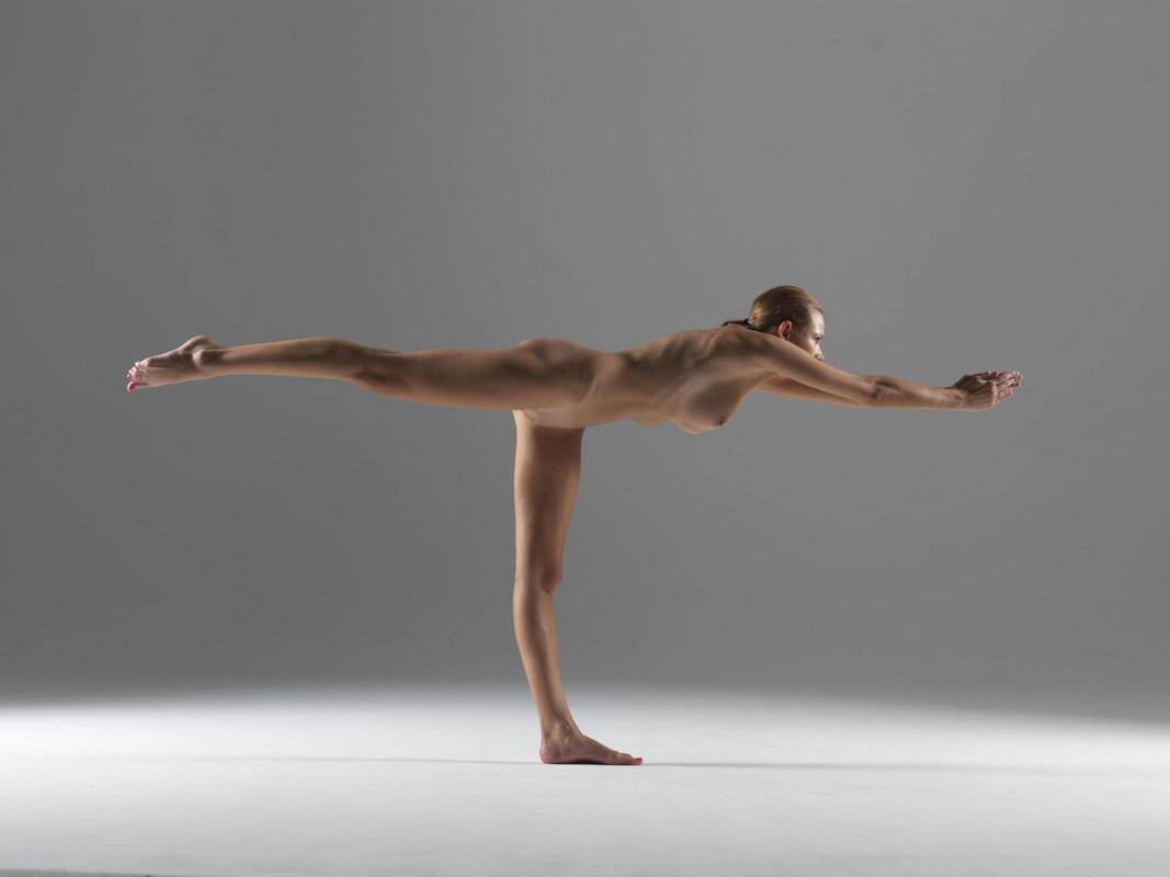 girlsdoingyoga:  fightingboots:  Nude yoga  .