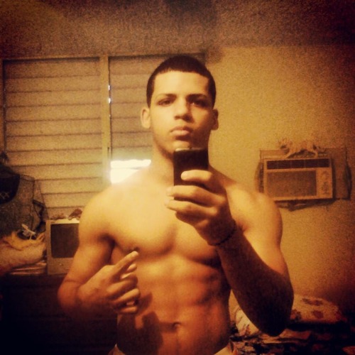 jaltamedebicho:  boricuasdesnudos:  Yadiel Rosario Caraballo Guaynabo 19 años  Quiero…