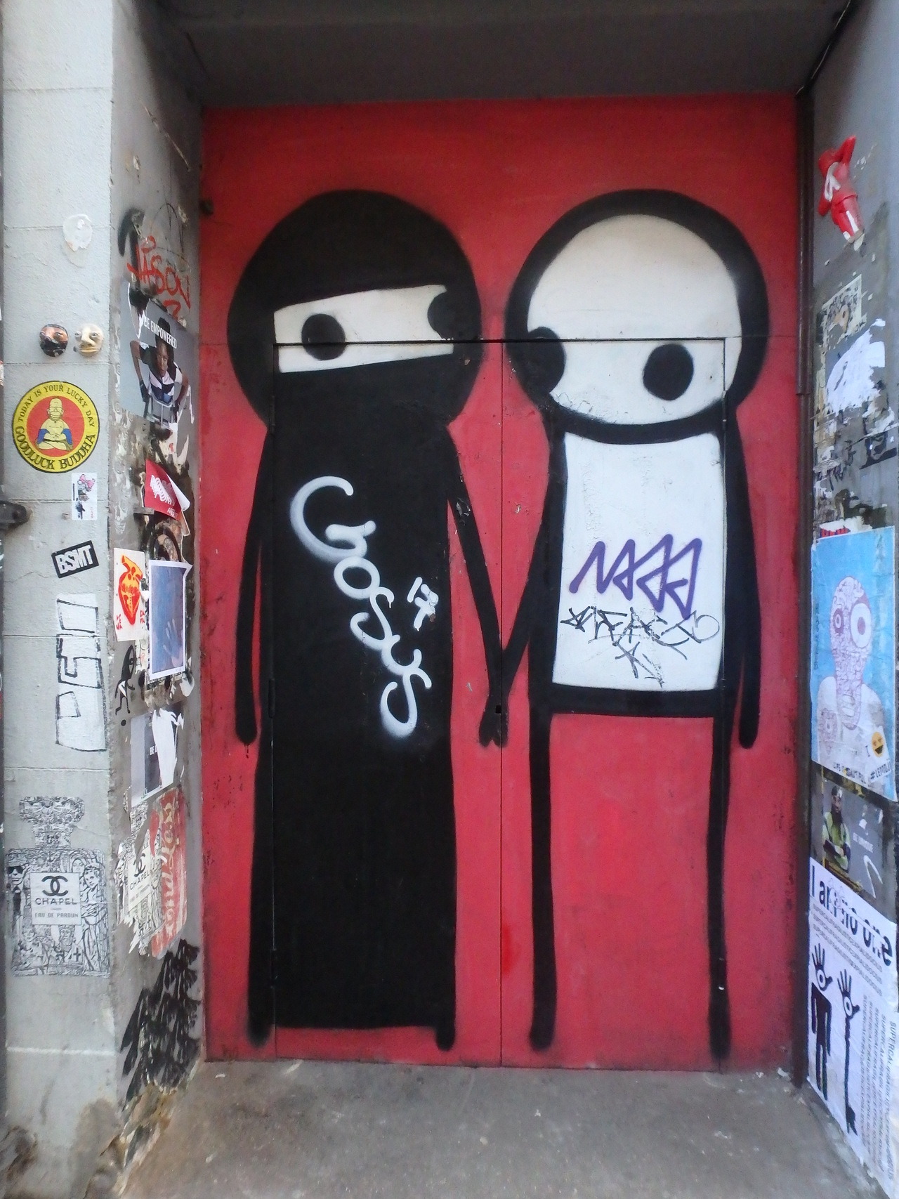 HOLDING HANDS
Street Art in London
https://analogueboyinadigitalworld.wordpress.com/2018/02/07/london-street-art-january-2018/