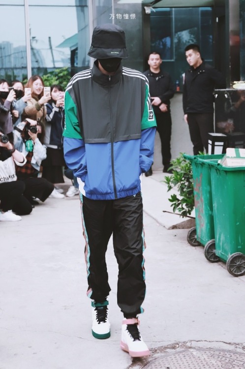 Cai Xukun - 191006 Getting Off Workcr.万物憧憬丨蔡徐坤 do not edit or remove credits