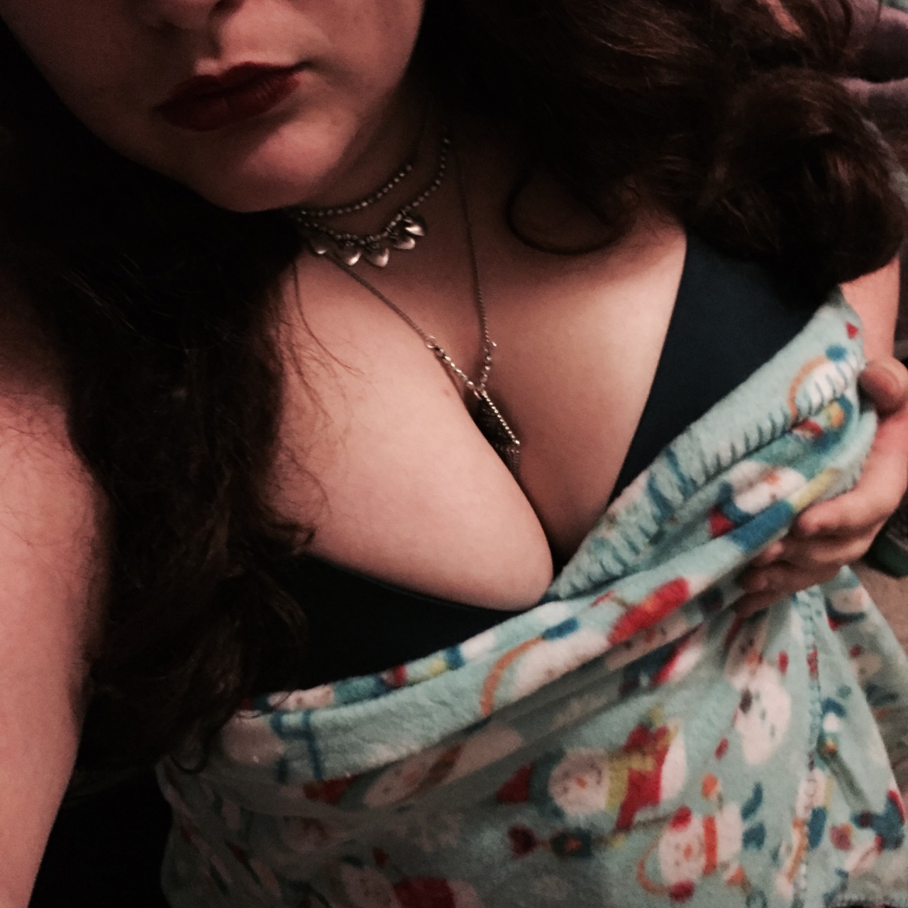 bbwcharlierebel:  Showing off my new blue bra and snowman blanket!