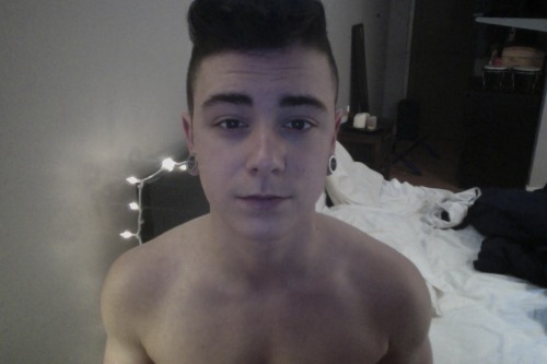 scumbugg:  levi-nathan: Pre T vs 5 Months on T   your chest looks so muscular what the fuck how 😍😩