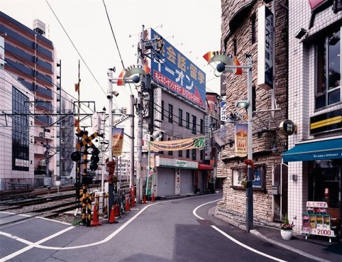 my-yamanote-mood:Tokyo, Jiyugaoka, Hilo Street, 2003Thomas Struth