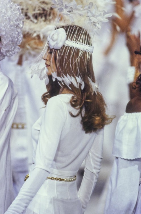 poisonedsequin:kate moss || chanel spring 1993 rtw