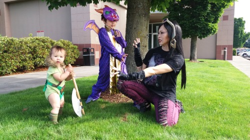 moxymtg:Baby Garruk is loose. Watch out he cray.Purple KinderBolas (mod’d Spyro costume)–not having 