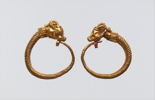 met-egyptian-art:Earrings with ibex head terminal, Metropolitan Museum of Art: Egyptian ArtGift of H