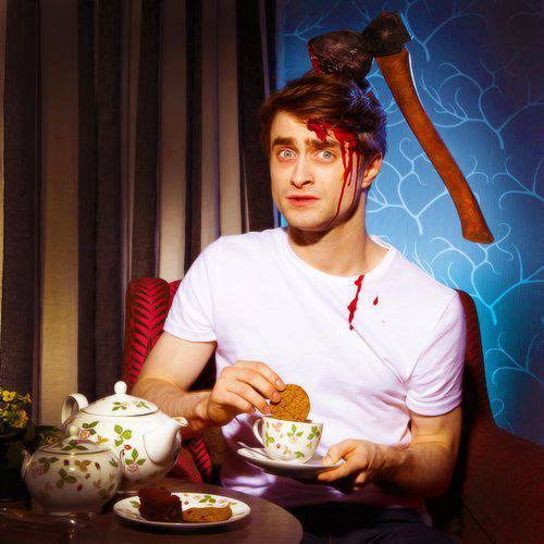 moseisly:  http://moseisly.tumblr.com/  Uhhh Harry.. You’ve got red on you
