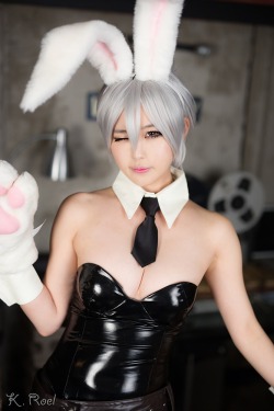 league-of-legends-sexy-girls:  Riven Cosplay