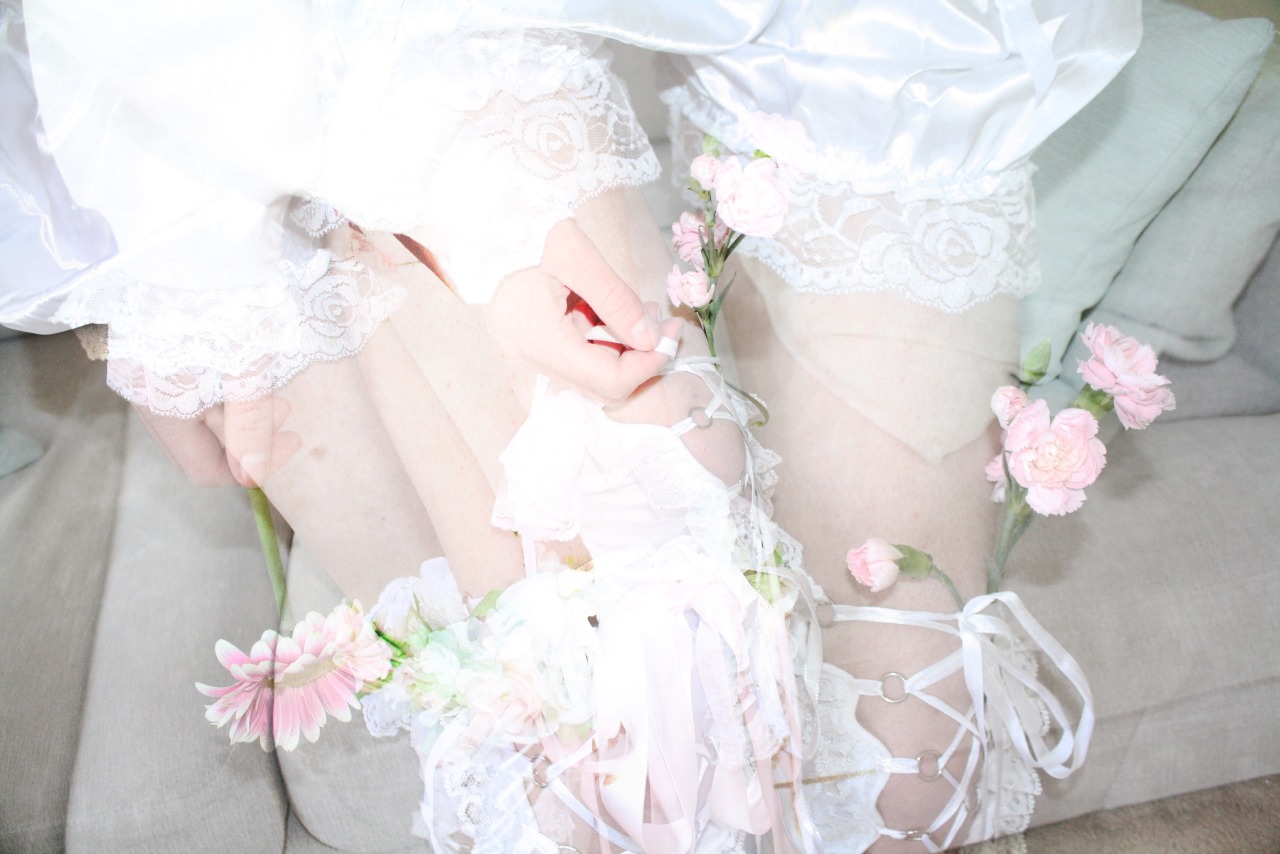 rottinglace:  flower girl 