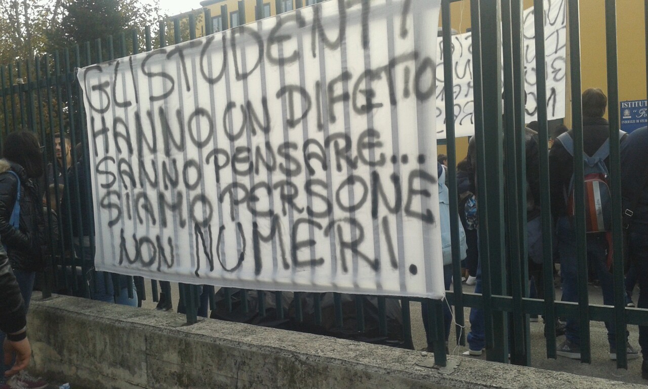 october-end:  Giù le mani dalla nostra scuola!   Foto mia, non togliete a fonte,